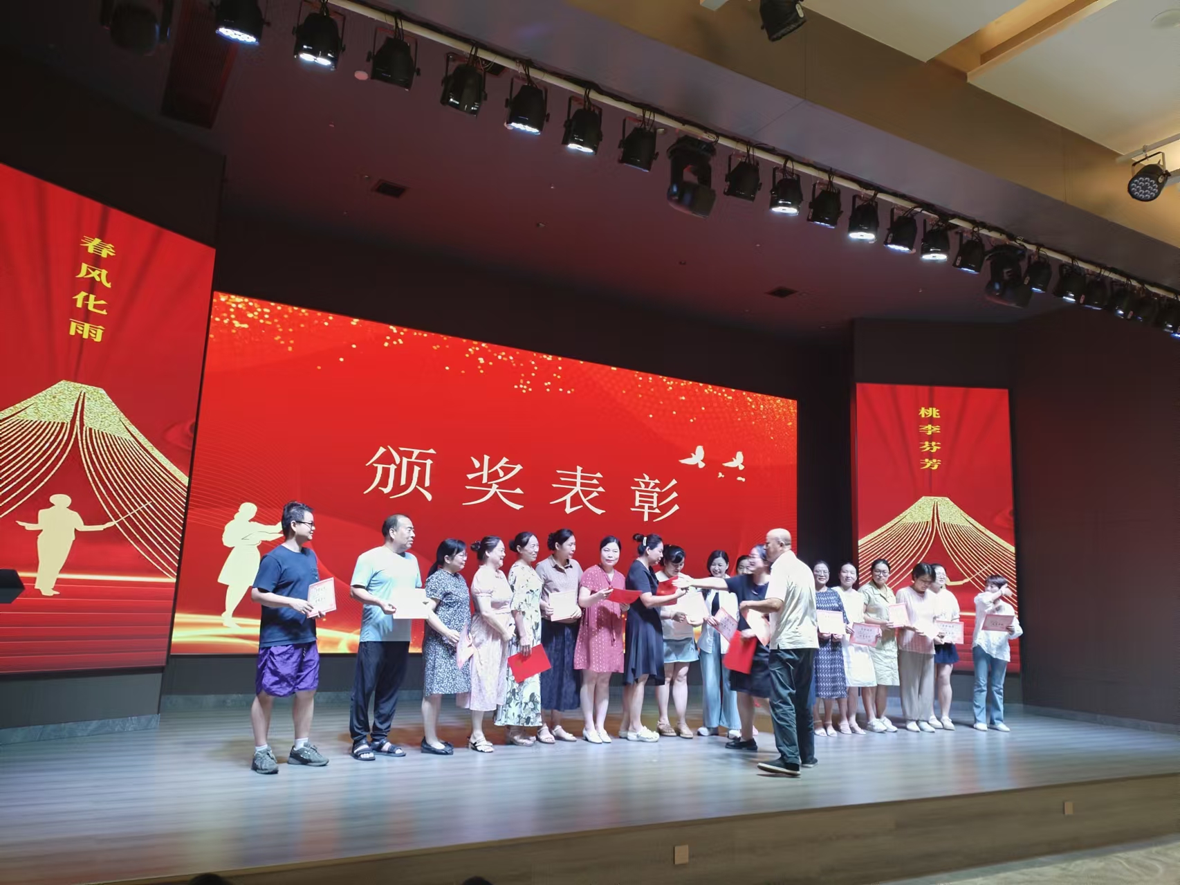 9月10日,曙光学校教师节文艺晚会在必一·运动溢香园酒店举办